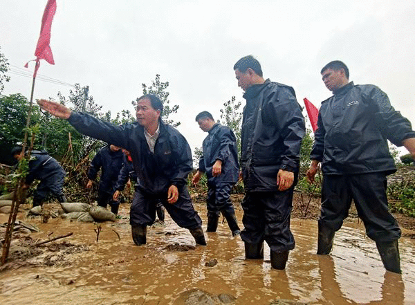 闻汛而动！迎江区西席防汛突击队用责任继续筑牢“堤坝”