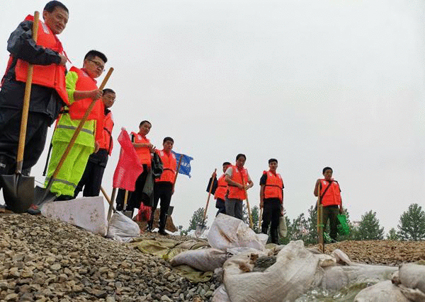 闻汛而动！迎江区西席防汛突击队用责任继续筑牢“堤坝”