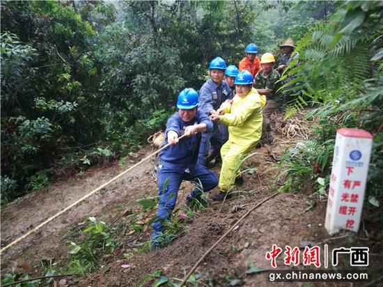 新闻特写：狂风雨即将光降