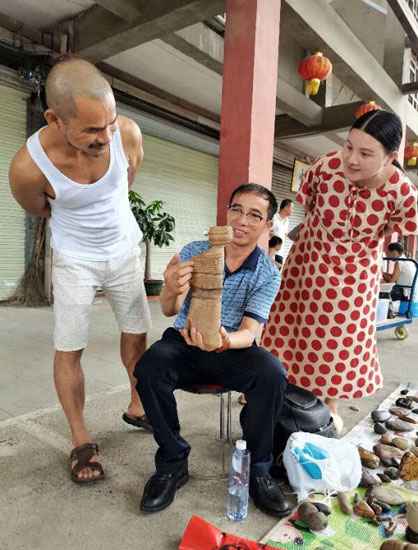 邕州老街奇石地摊开市 吸引公众前来抚玩淘宝