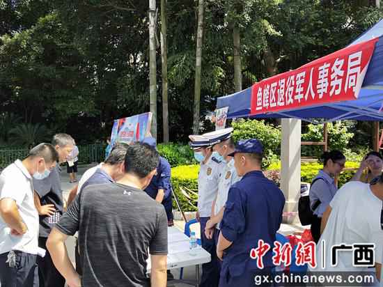 柳州市鱼峰区接送贫困户谋事情 助力就业脱贫