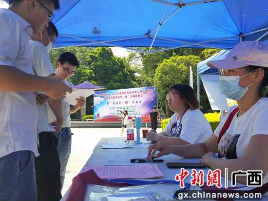 柳州市鱼峰区接送贫困户谋事情 助力就业脱贫