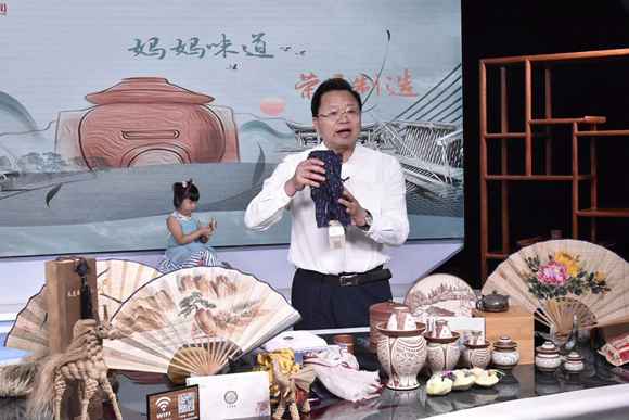 率领纷纷化身“主播” 看直播带货在重庆有多火