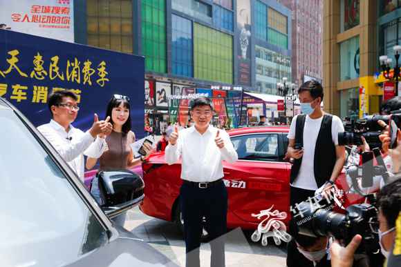 率领纷纷化身“主播” 看直播带货在重庆有多火