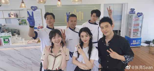 张亮为赵丽颖发声：菜品太好吃，舍不得挥霍