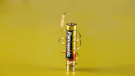 解放军电磁步枪表态：造型科幻 子弹更细更长(图)