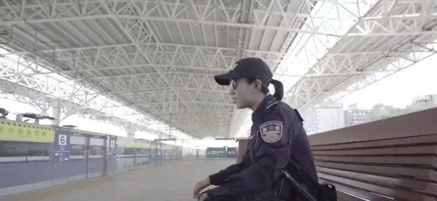 海南铁路女警版《无价之姐》冲上热搜 网友直呼：这群小姐姐太飒了