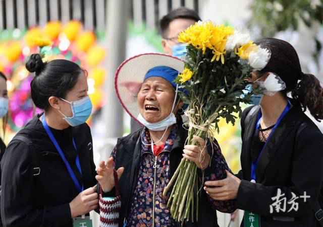 数万人清明送别西昌市长期乡森林火灾牺牲勇士