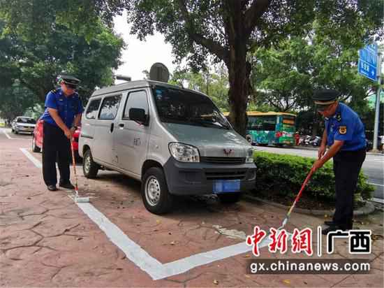柳州城管施化停车线 缓解停车难
