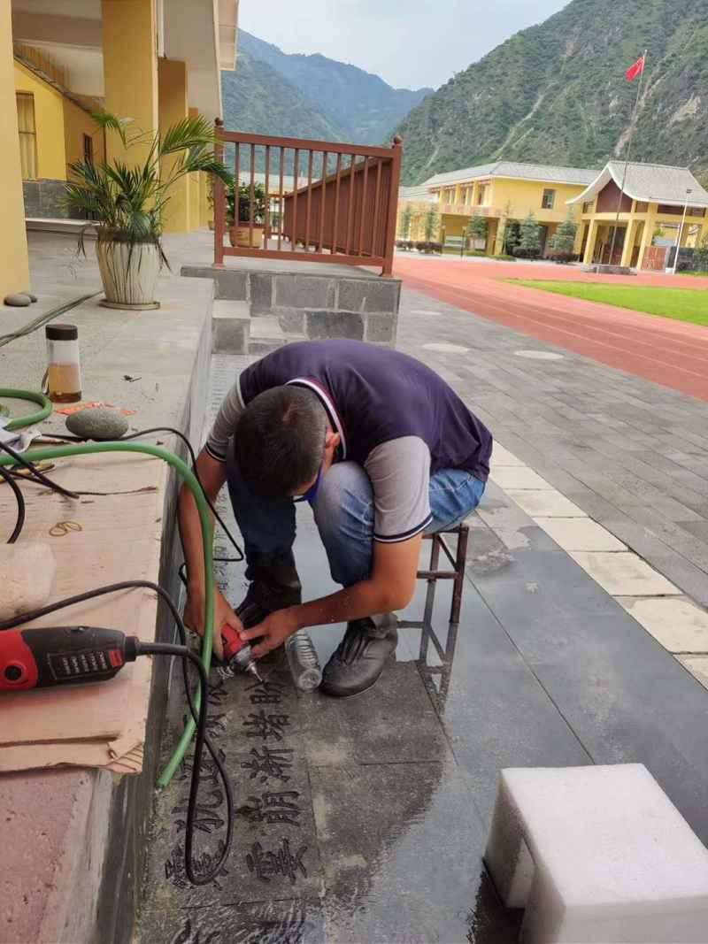 广东老师云南支教石阶刻上千汉字帮傈僳族孩子进修，称遗憾没刻完
