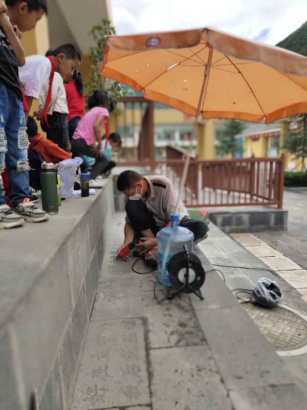 广东老师云南支教石阶刻上千汉字帮傈僳族孩子进修，称遗憾没刻完