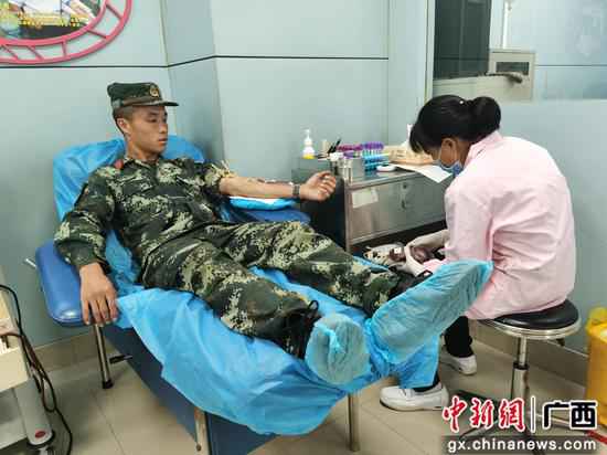 重病患者急需“熊猫血” 武警战士紧张献血