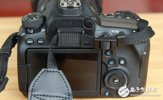 佳能单反肩带上为什么总有一个小橡胶片？本来对长时间曝光大有影响