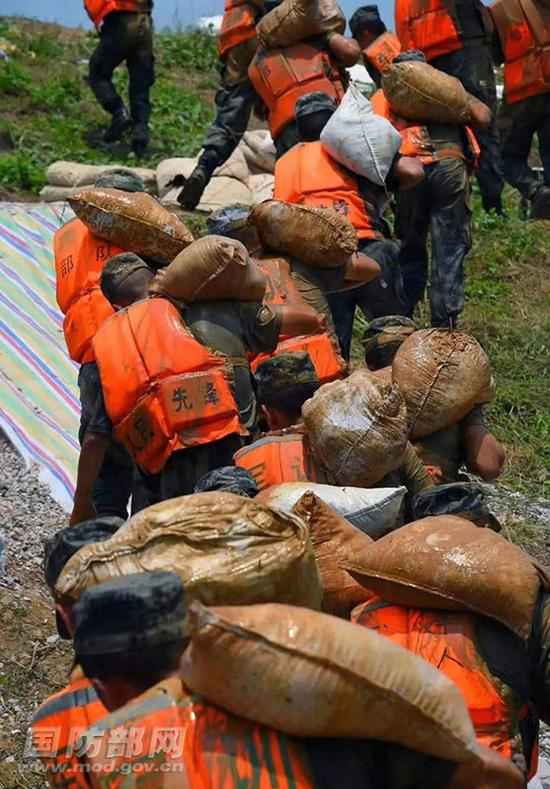 国防部谈部队防汛救灾：战疫之后再抗洪