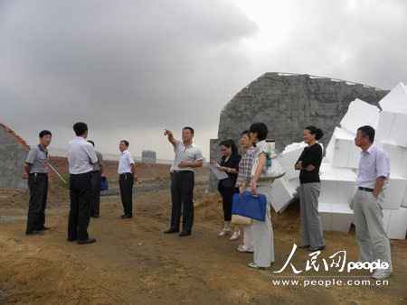 吉林龙潭区人大常委会考察棚膜蔬菜基地建树环境