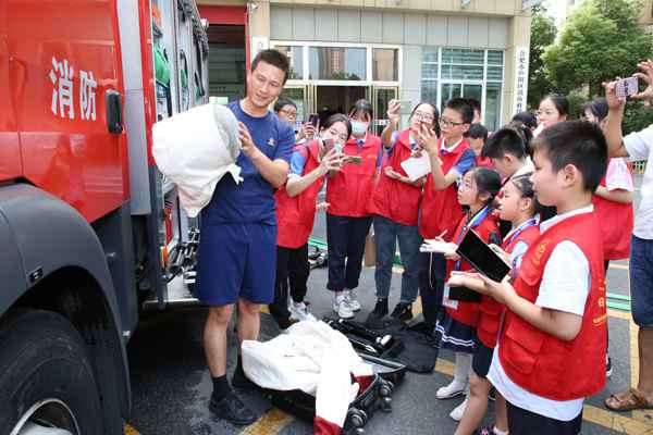 安徽青年报学生记者走进合肥消防四里河救助站