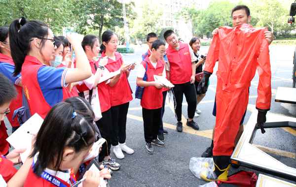 安徽青年报学生记者走进合肥消防四里河救助站