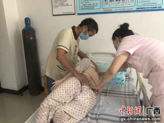 从贫困户到养老照顾护士员 “扶贫车间”赵哥佳偶脱贫记