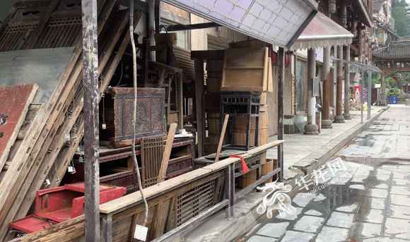 视频｜大水后还没消杀完洪崖洞就要求商户开街？打点方：到达安详尺度才复工