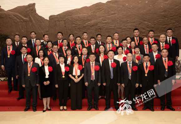 “这枚奖章，沉甸甸的！”重庆抗疫元勋载誉回来 他们说了这些话……