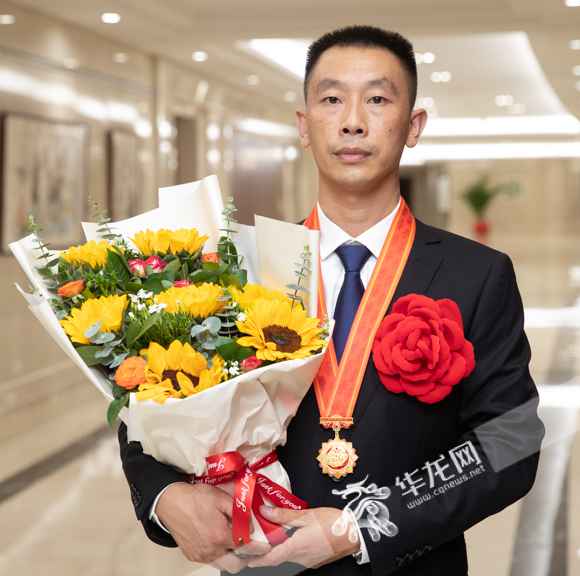 “这枚奖章，沉甸甸的！”重庆抗疫元勋载誉回来 他们说了这些话……