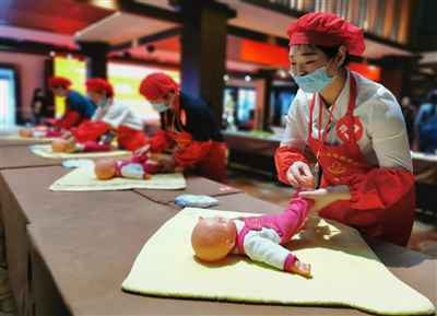 家政阿姨亮出“十八般技艺”决高下