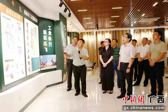 广西平乐县进行党群处事中心揭牌典礼