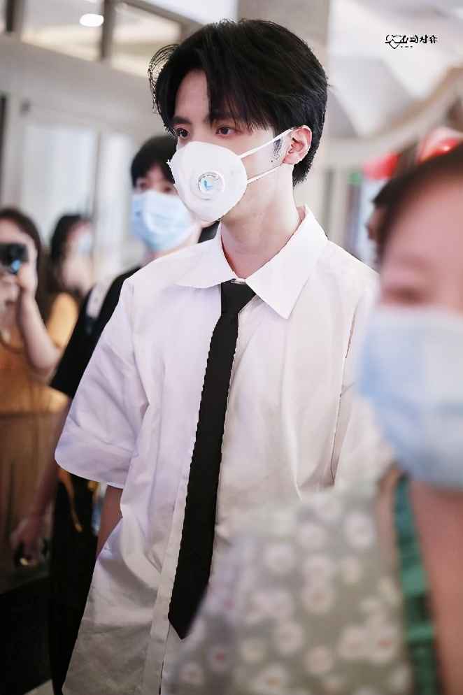 实力唱将or潮水偶像，细数戴口罩也帅气袭人的宝藏男孩！