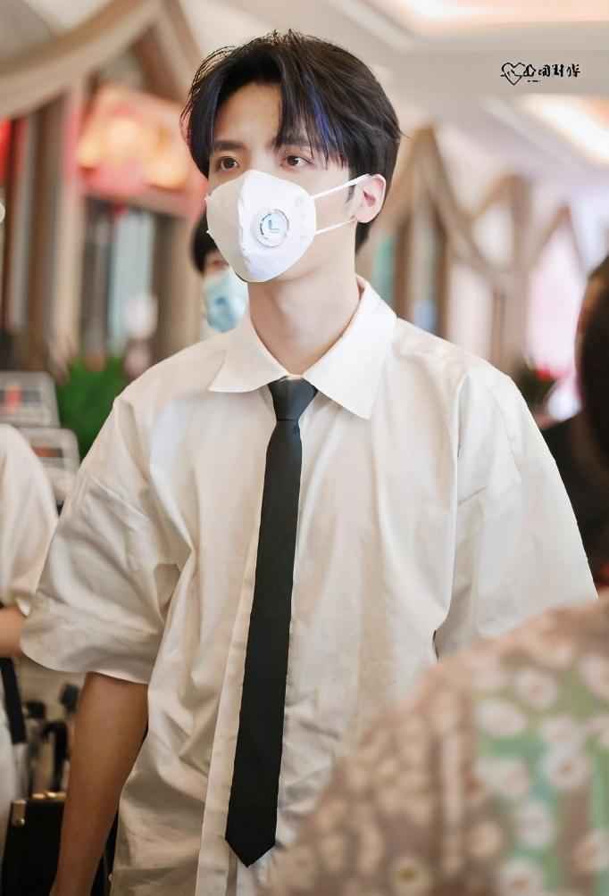 实力唱将or潮水偶像，细数戴口罩也帅气袭人的宝藏男孩！