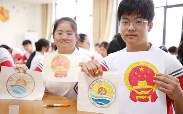 合肥：中学生画国徽画校徽庆国庆