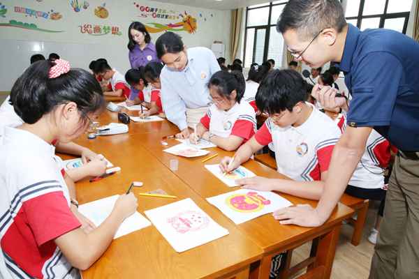 合肥：中学生画国徽画校徽庆国庆