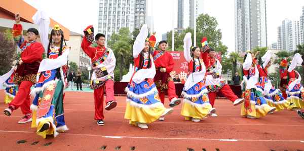 合肥：藏族班学生载歌载舞迎来新学期