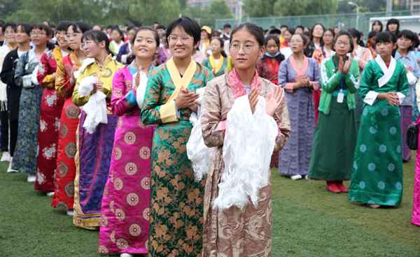 合肥：藏族班学生载歌载舞迎来新学期