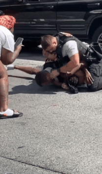 美国警方暴力法律事件再产生 非裔男人被殴打致昏倒