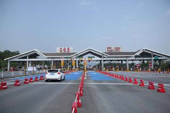 25日零时起重庆高速规复“一车一杆”通行模式 仍免费通行