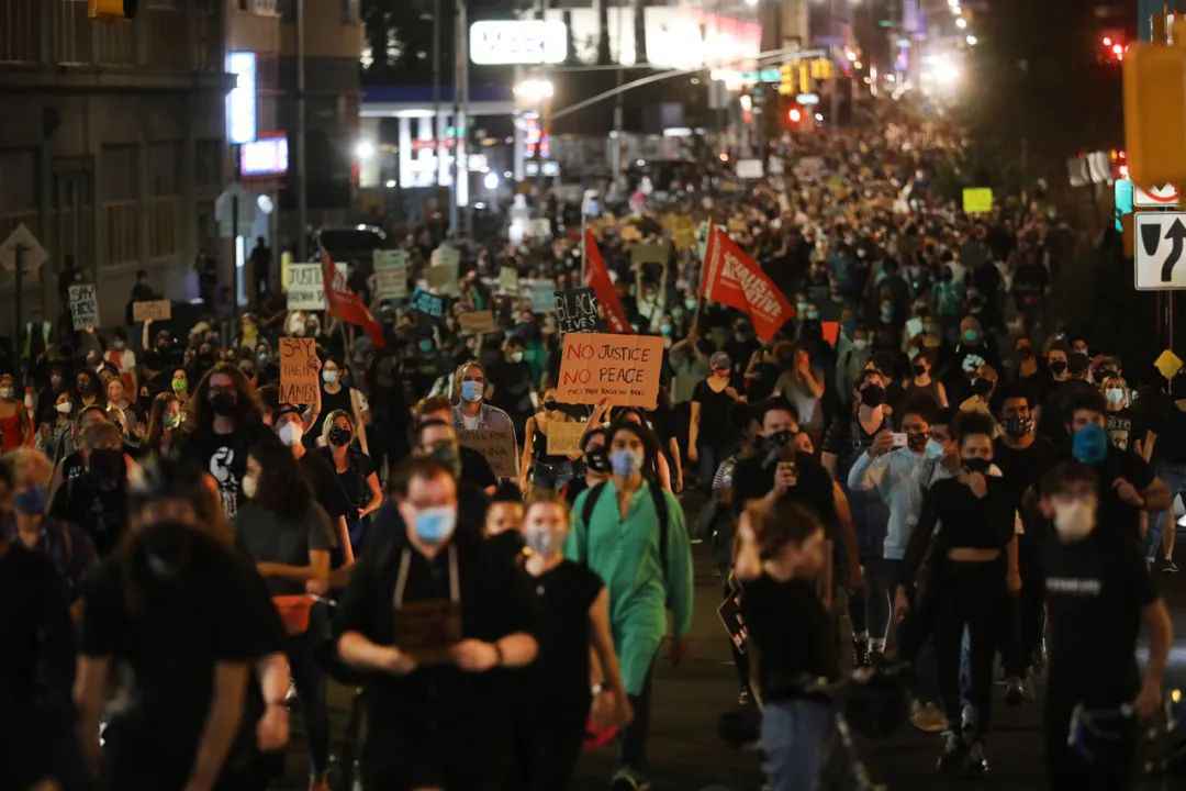 美国新一轮骚乱开始了，有人开枪射中了警员