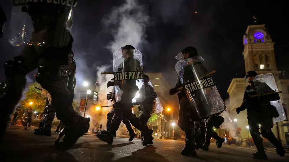 美国新一轮骚乱开始了，有人开枪射中了警员