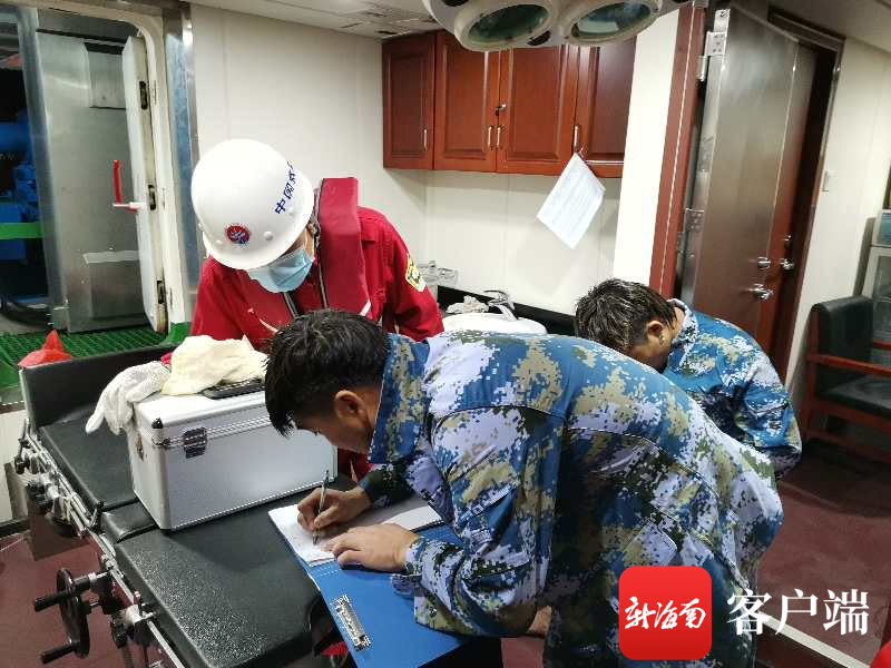 货船翻沉琼州海峡10人遇险 救济船逆风出动救济