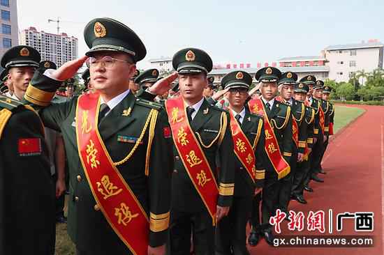 武警南宁支队进行武士退役典礼