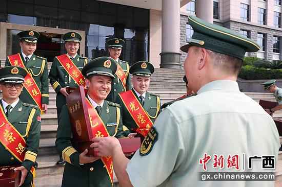 武警南宁支队进行武士退役典礼