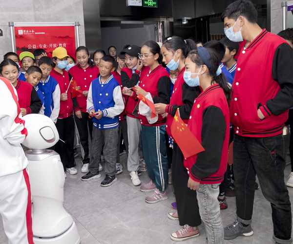 藏汉师生在皖融情交换学理财