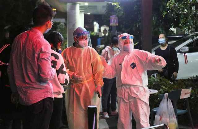 深圳罗湖医院楼外建采样点，为武汉返深市民提供24小时核酸检测