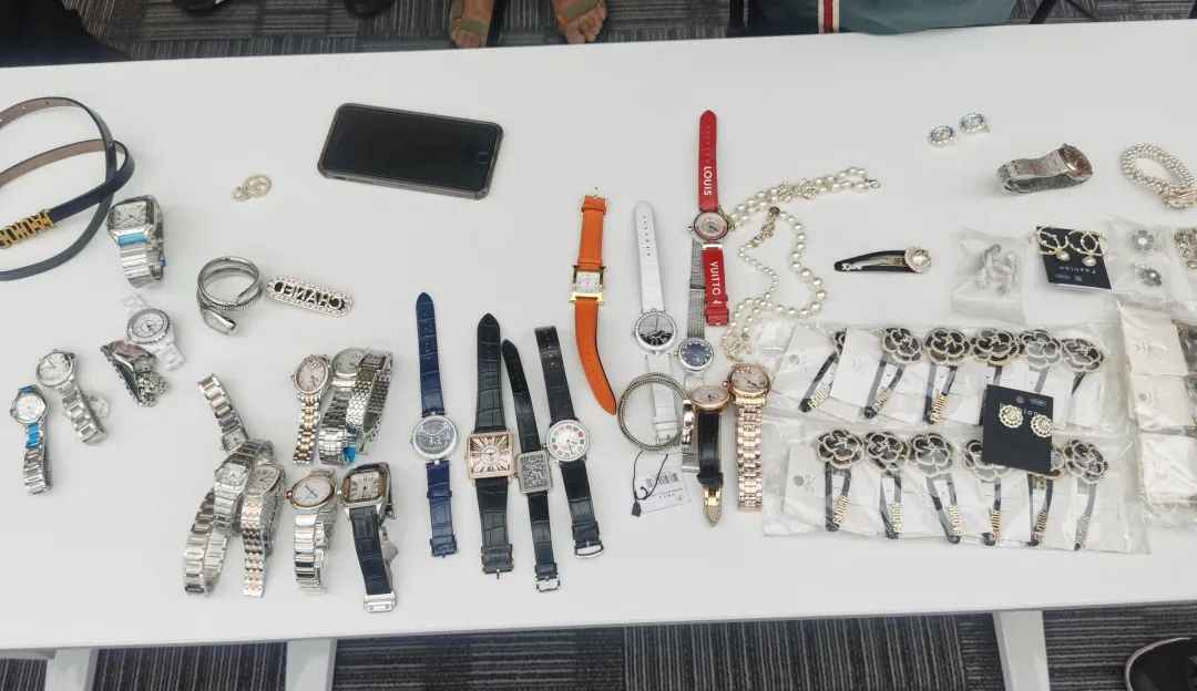 垮了！网红直播“带货”，溘然冲入便衣警员……