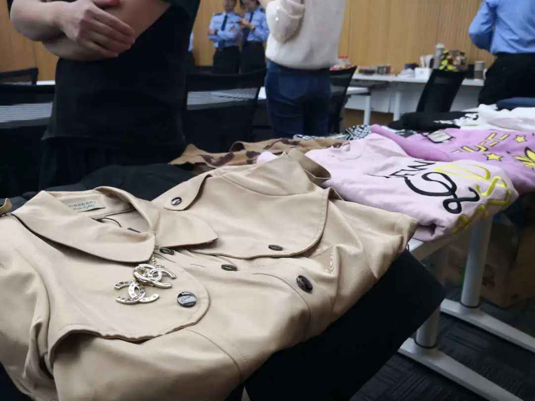 垮了！网红直播“带货”，溘然冲入便衣警员……