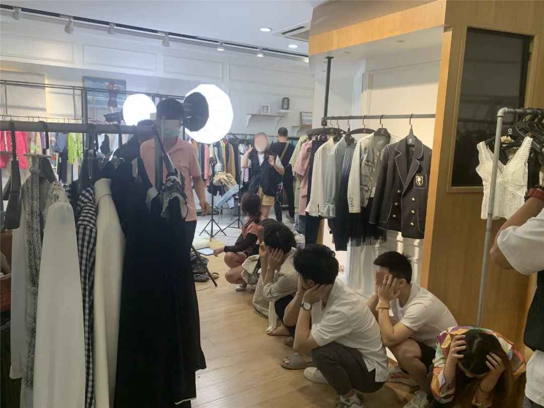 垮了！网红直播“带货”，溘然冲入便衣警员……