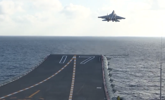 帅气！山东舰‘航母style’来啦：歼15舰上起降练习