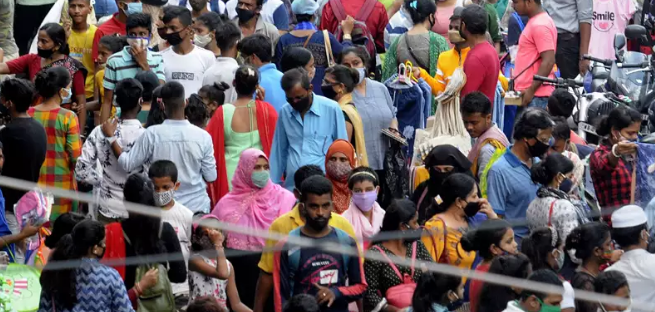 印度确诊逾700万例 多地公众不戴口罩扎堆会议