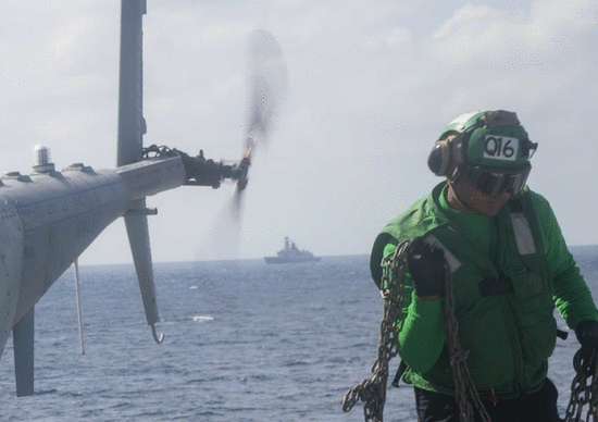 美濒海舰载反舰导弹在南海飞行 我054A舰抵近监督(图)