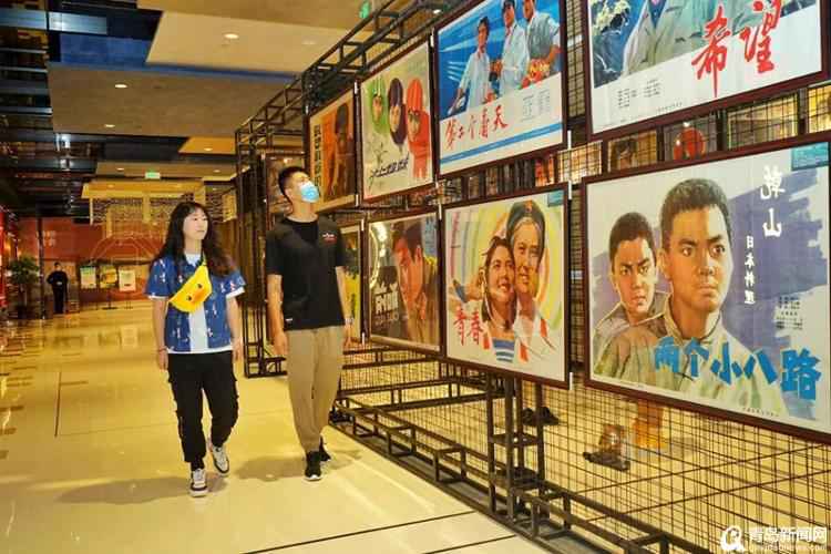 青岛大姨保藏70年间百余幅影戏海报 还在万象城办展