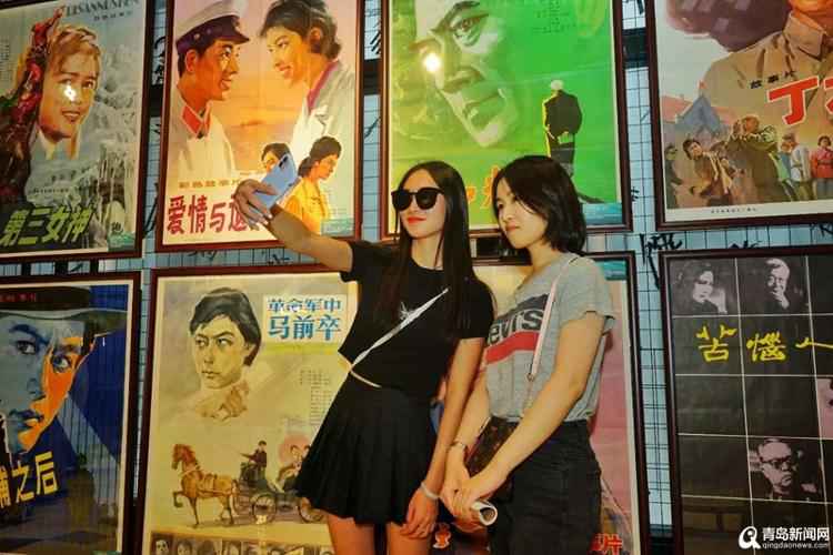 青岛大姨保藏70年间百余幅影戏海报 还在万象城办展